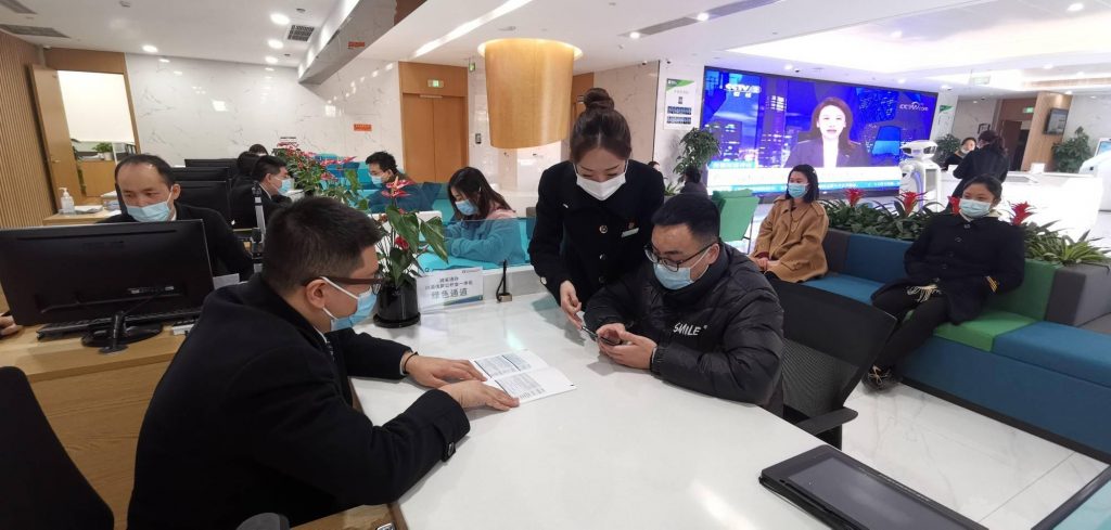 重庆市民正在办理公积金业务