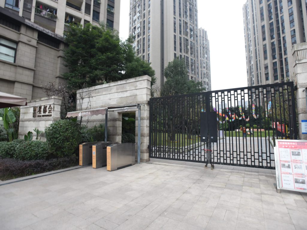 照母山楼盘协信星都会小区大门