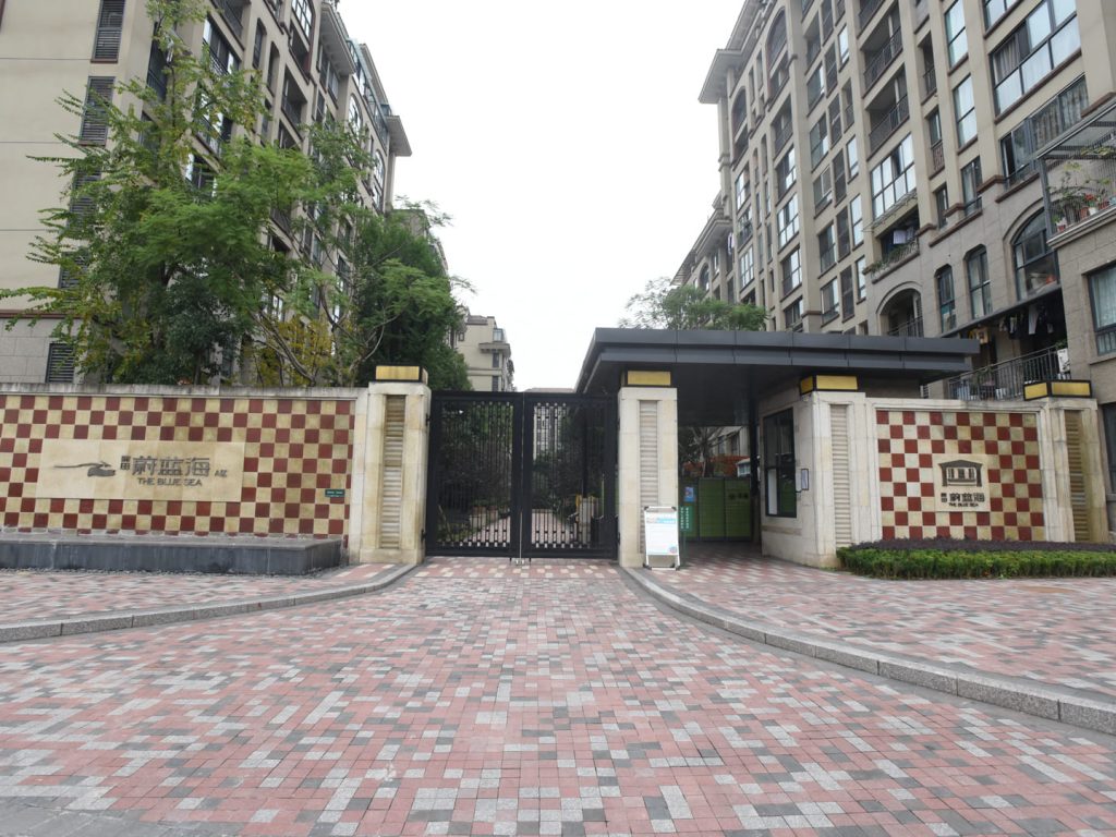 照母山楼盘康田蔚蓝海小区大门